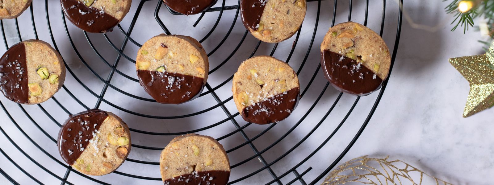 Pistáciové sušenky s čokoládou a mořskou solí